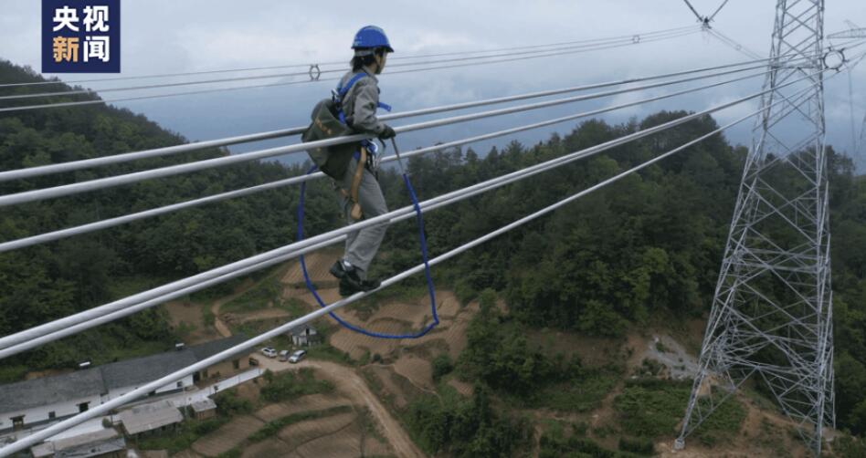 23歳女性作業員が高さ80メートルの超高圧電線の検収に初挑戦