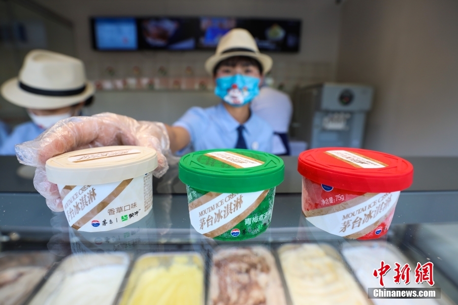 貴州省貴陽市の茅台アイスクリーム旗艦店で、茅台アイスクリームをみせる店員（5月29日撮影・瞿宏倫）。