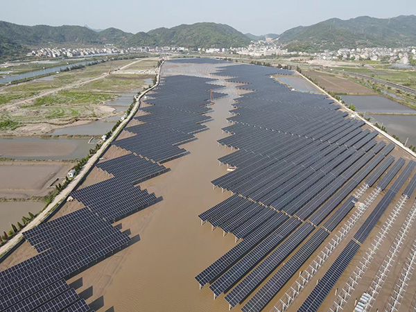 浙江温嶺潮力・太陽光相互補完型スマート太陽光発電所。画像提供は取材先