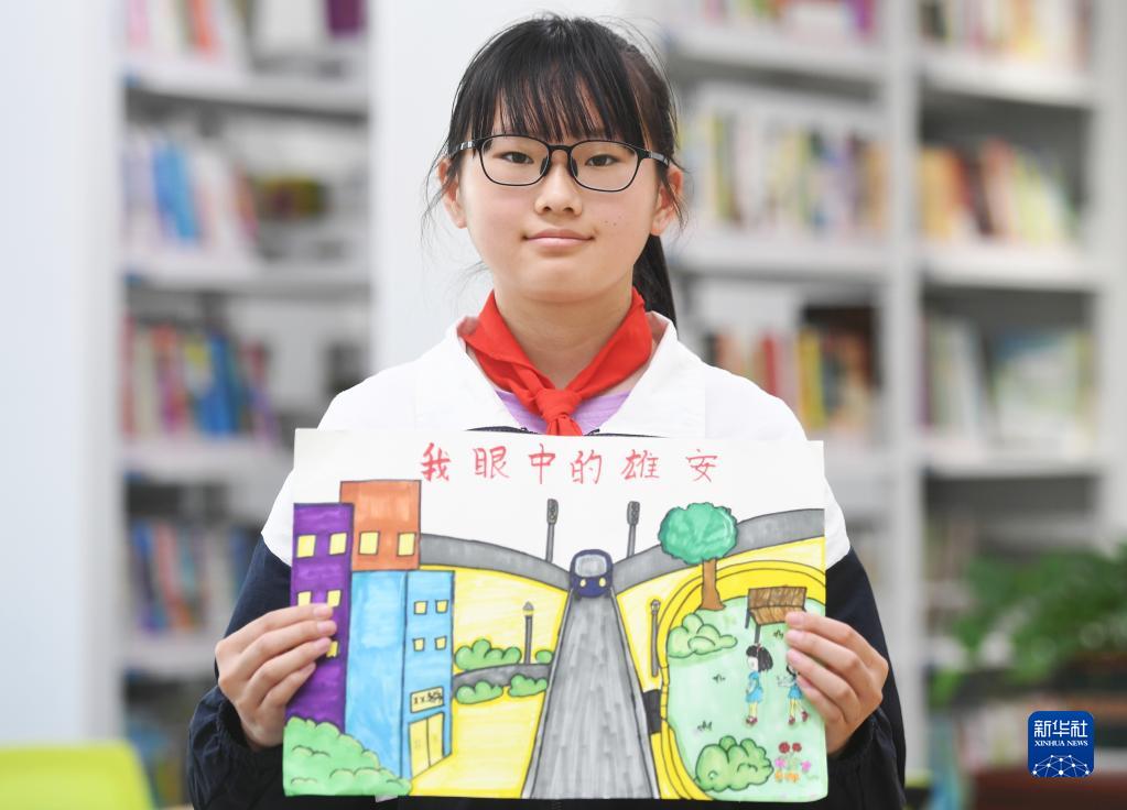 雄安新区のスマート交通を描いた6年生の肖若瑩さん（撮影・秦婧）。