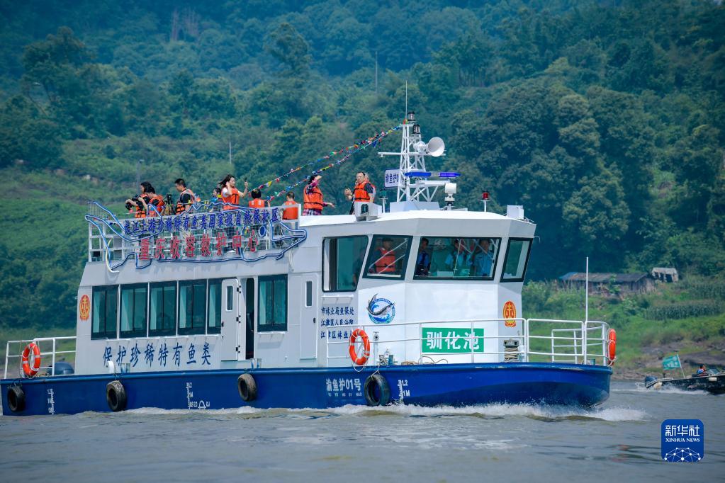 重慶市江津区米幇沱碼頭で、試験運航を開始した「魚類救助船」（5月31日撮影・呉京烝)。