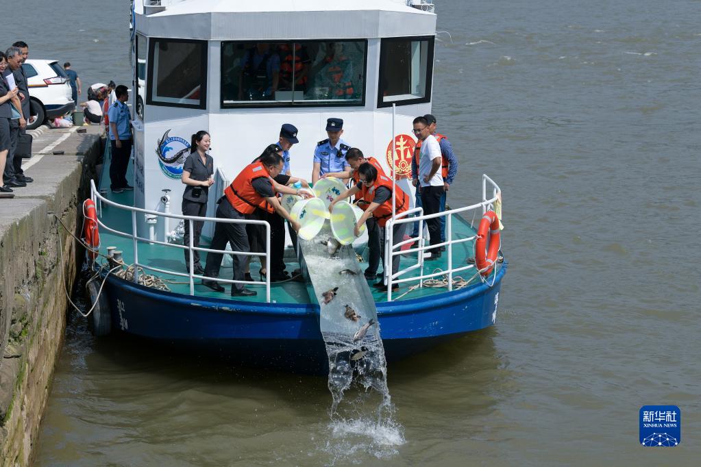 長江初となる「魚類救助船」が就航　重慶