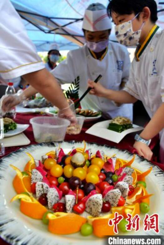 料理の腕競う「中学生シェフ」たち　福建省福州