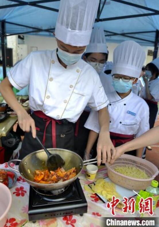 料理の腕競う「中学生シェフ」たち　福建省福州