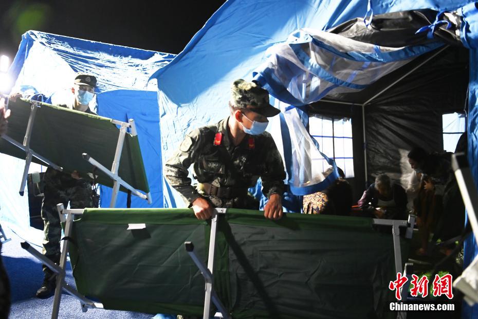 救援物資を運ぶ武装警察四川総隊の隊員（撮影・安源）。