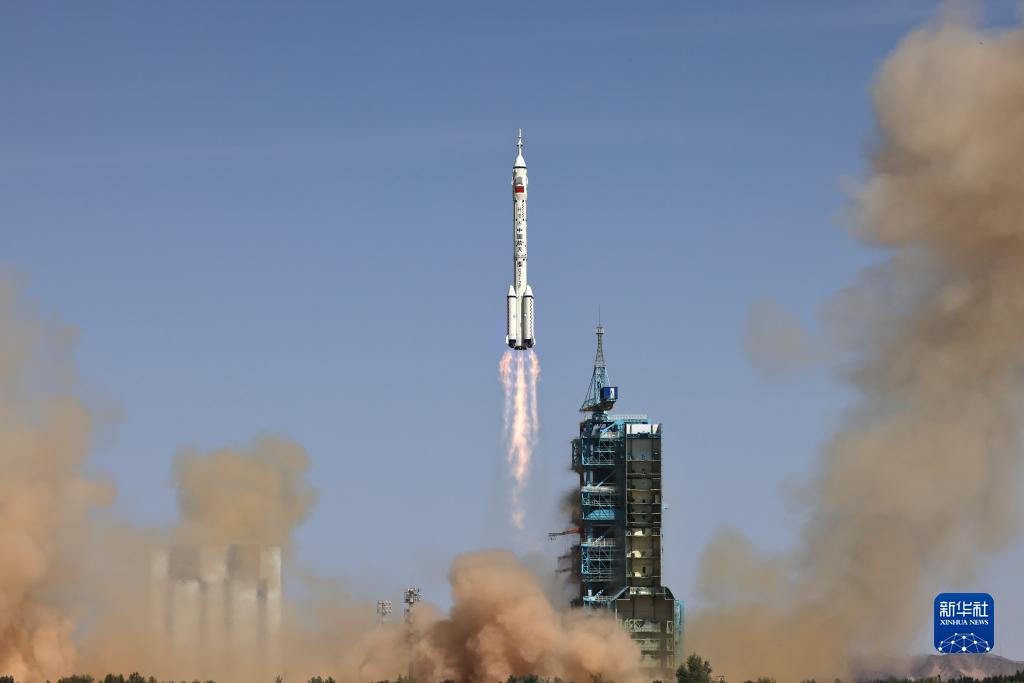北京時間の2022年6月5日10時44分、有人宇宙船「神舟14号」を搭載したキャリアロケット「長征2号F遙14」が、酒泉衛星発射センターで予定時間に正確に点火されて打ち上げられた。