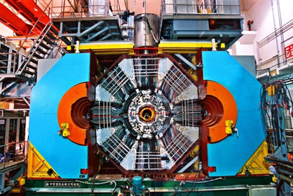 横から見る北京スペクトロメーター3期検出器（画像提供は中国科学院高エネルギー物理研究所）