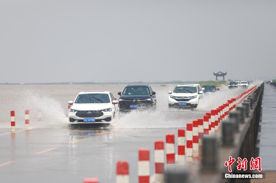 鄱陽湖畔に「期間限定」の「水上道路」現る　江西省