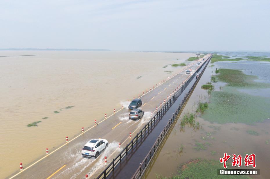 鄱陽湖畔に「期間限定」の「水上道路」現る　江西省