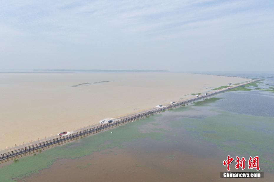 鄱陽湖畔に「期間限定」の「水上道路」現る　江西省