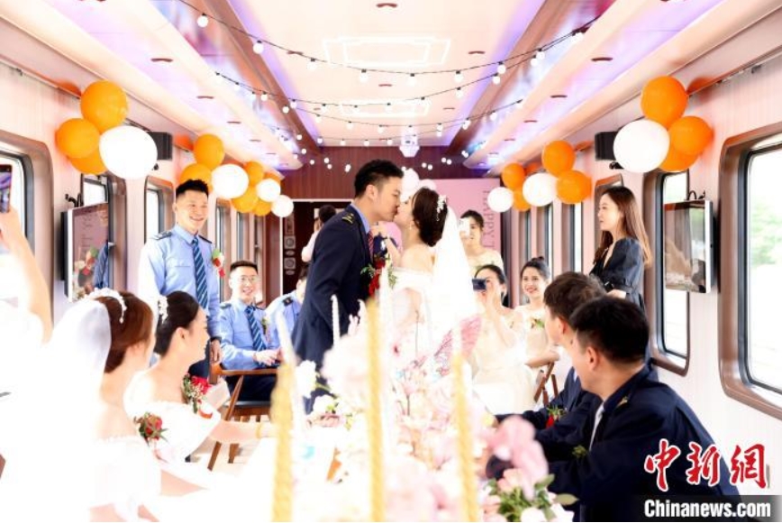 陝西省初の集団結婚式専用列車が運行開始