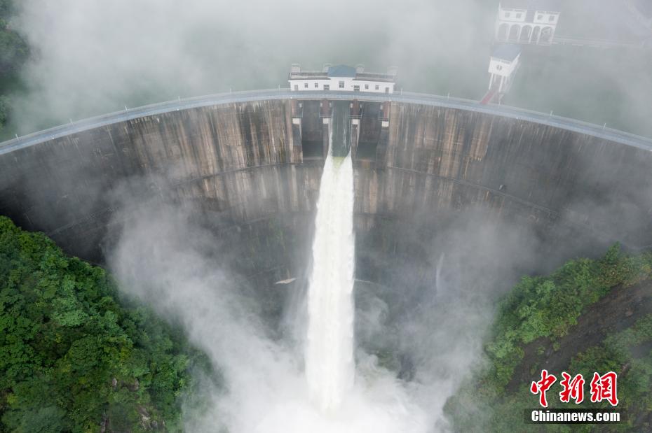 豪快なダム放水の様子を上空から撮影　江西省蘆渓県山口岩ダム