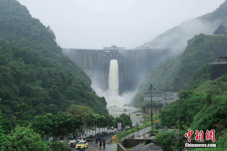 豪快なダム放水の様子を上空から撮影　江西省蘆渓県山口岩ダム