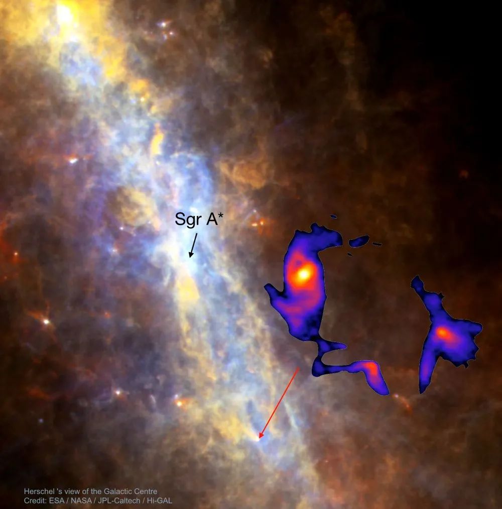 初めて「目にした」銀河中心の原始惑星系円盤（赤い矢印）。（画像提供は取材先）