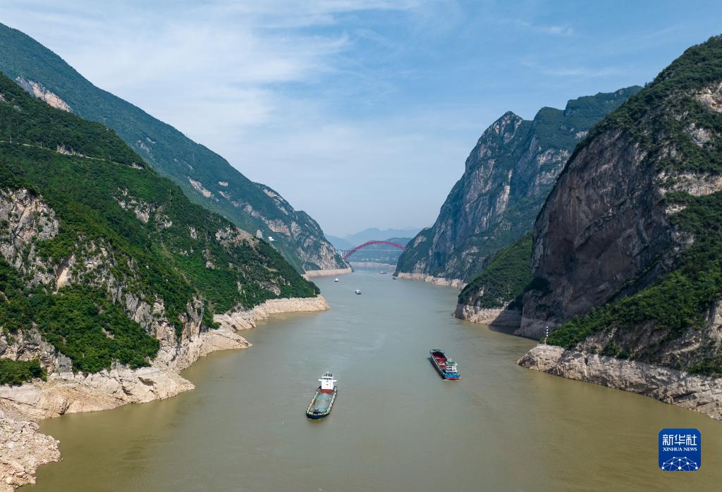 三峡ダム上流にある湖北省宜昌市秭帰県内の河川区域を航行する船舶。三峡ダムの水位低下によってくっきりと露出した水位線（6月8日ドローンによる撮影・鄭家裕）。