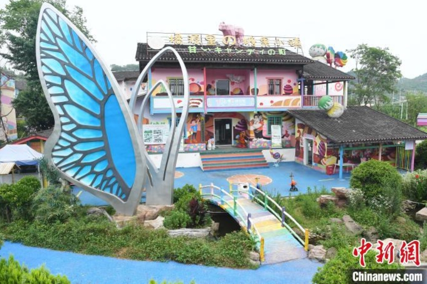 カラフルにペイントされた村で観光客を誘致　重慶市忠県