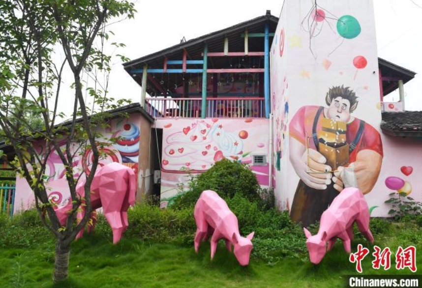 カラフルにペイントされた村で観光客を誘致　重慶市忠県
