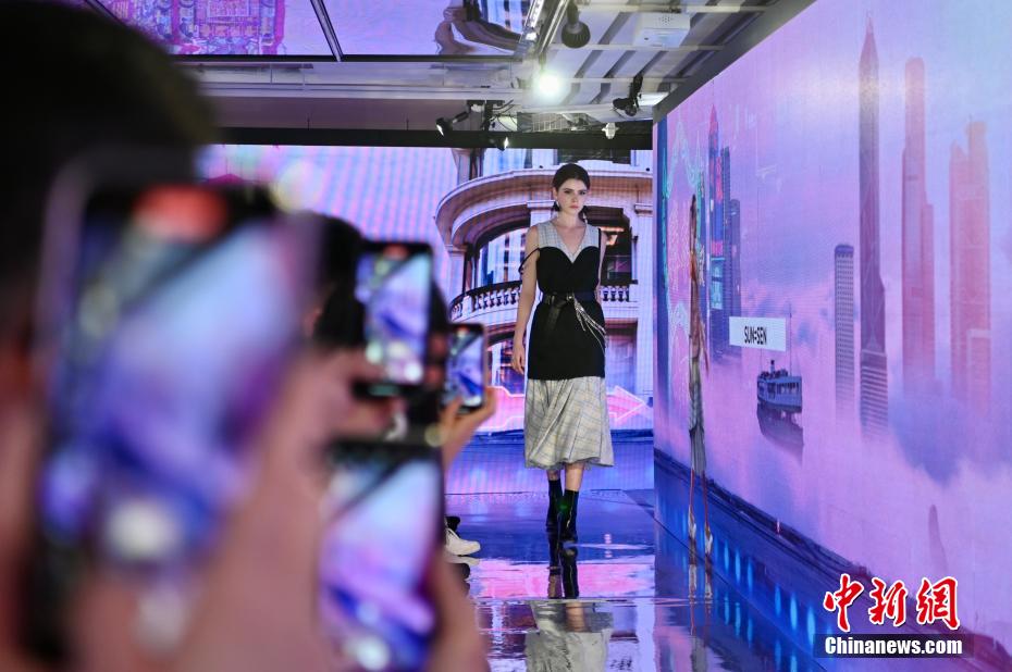 香港地区初の大型VRとオフラインを融合したハイブリッド型ファッションショー