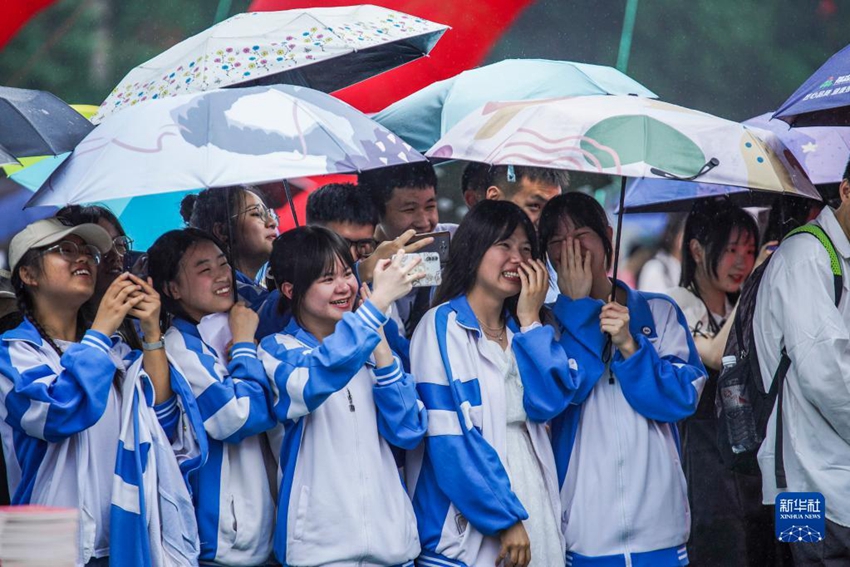 貴州省貴陽市で雨の中開催された卒業式