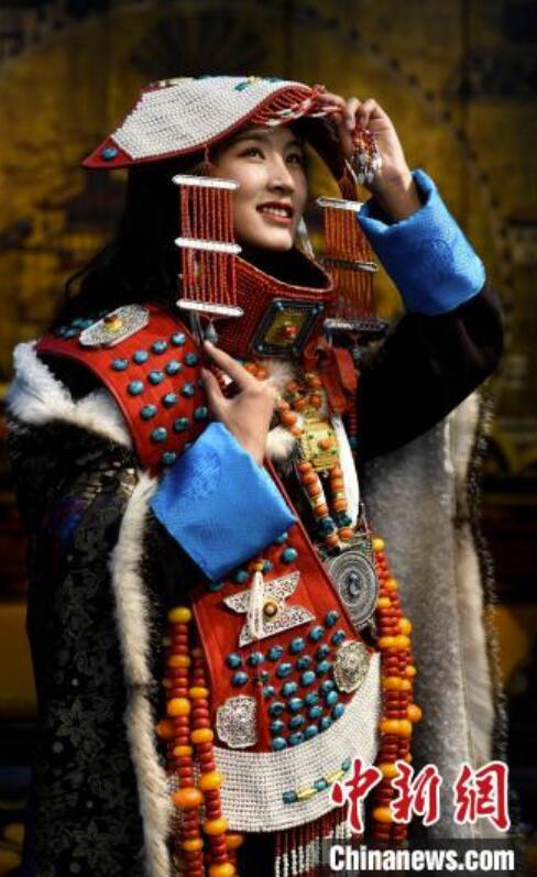 無形文化遺産を身にまとう！カラフルなチベット族衣装の美　チベット