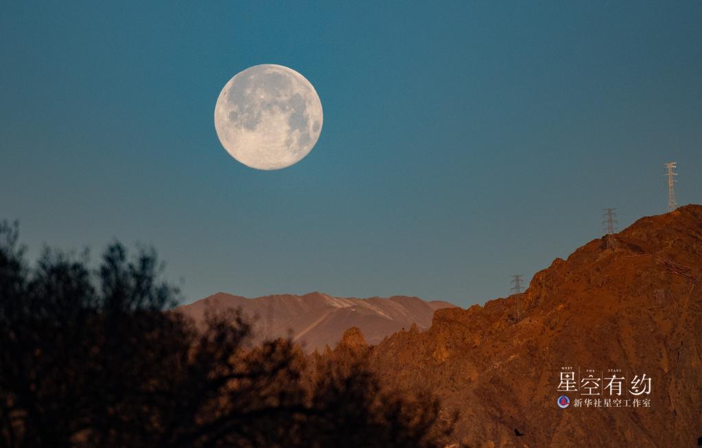 2020年3月10日に拉薩（ラサ）市で撮影された「スーパームーン」で、同年度の2番目に大きい満月でもあった。（撮影・普布扎西）