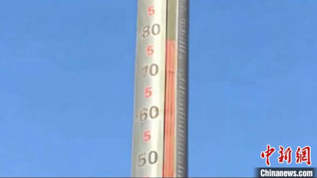 新疆ウイグル自治区トルファン市火焔山景勝地で80度を示す「如意棒」を模した巨大電子温度計（撮影・陳学敏）。