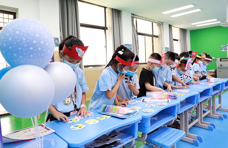 6月13日、河南省鄭州市の沙口路小学校で、「広大な宇宙、飛天の夢を追う」学習評価プレイパーク活動に参加する生徒（写真著作権はCFP視覚中国が所有のため転載禁止）。