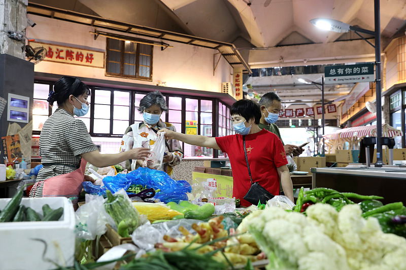 6月14日、レトロな雰囲気漂う杭州の江寺橋農産物マーケットで野菜を買う女性たち（写真著作権はCFP視覚中国が所有のため転載禁止）。