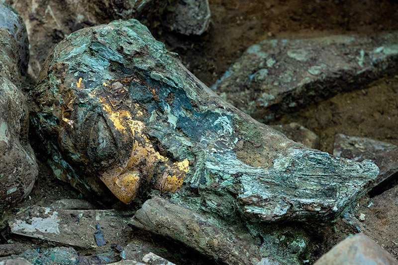 三星堆遺跡で金の仮面を被った青銅人頭像を再び発見　四川省