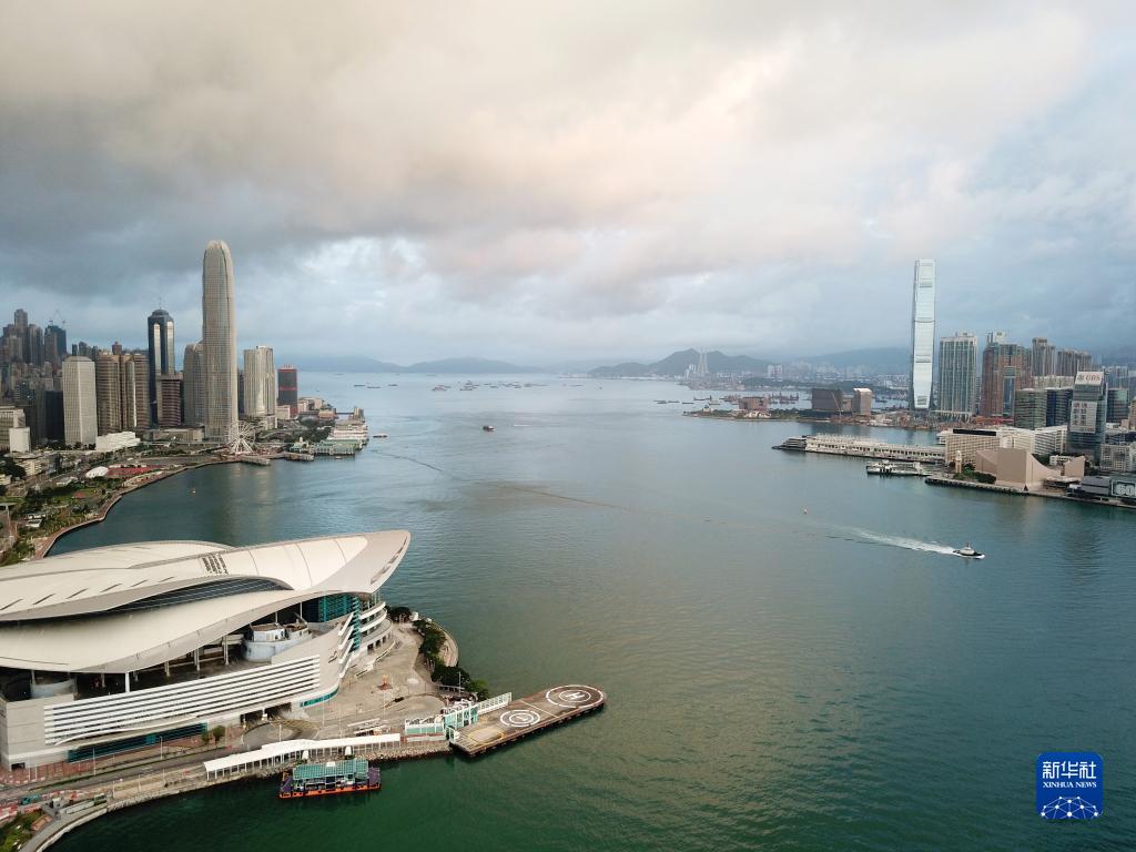 香港国際金融中心第二期（写真左上)と香港環球貿易広場（写真右、5月31日、ドローンによる撮影・李鋼）。