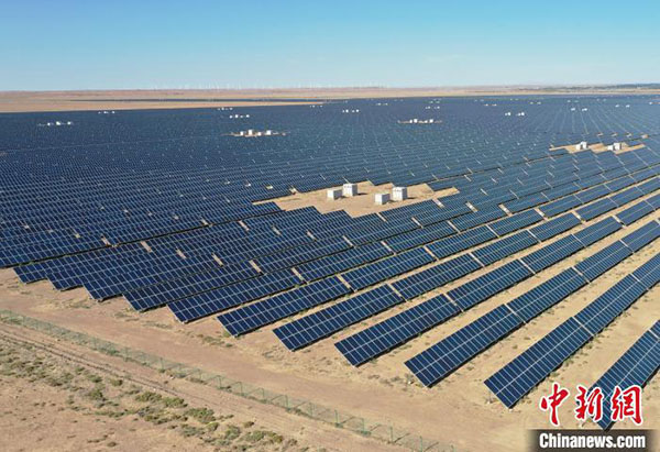 甘粛省金昌市西坡太陽光発電産業パーク内で15日、空から見た太陽光発電モジュール。画像提供は国家電網甘粛省電力公司