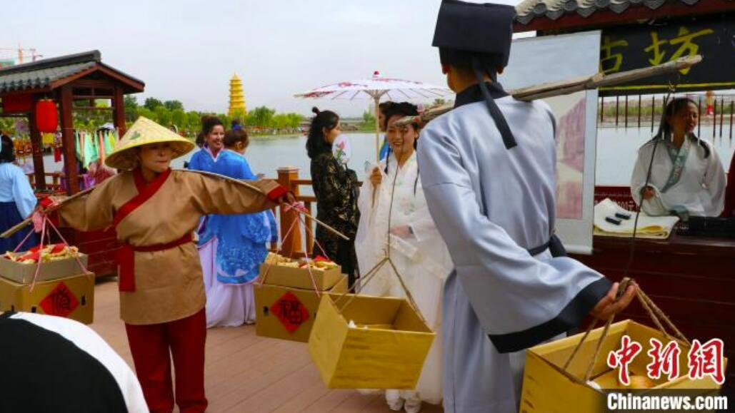 観光客を魅了する「千人古装ショー」　新疆