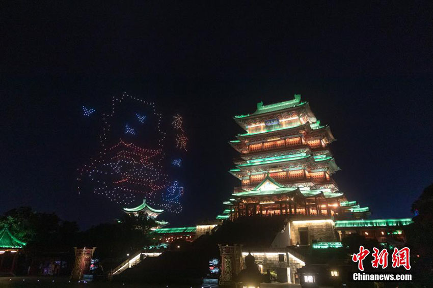 滕王閣でドローン666台の光のショー　江西省南昌