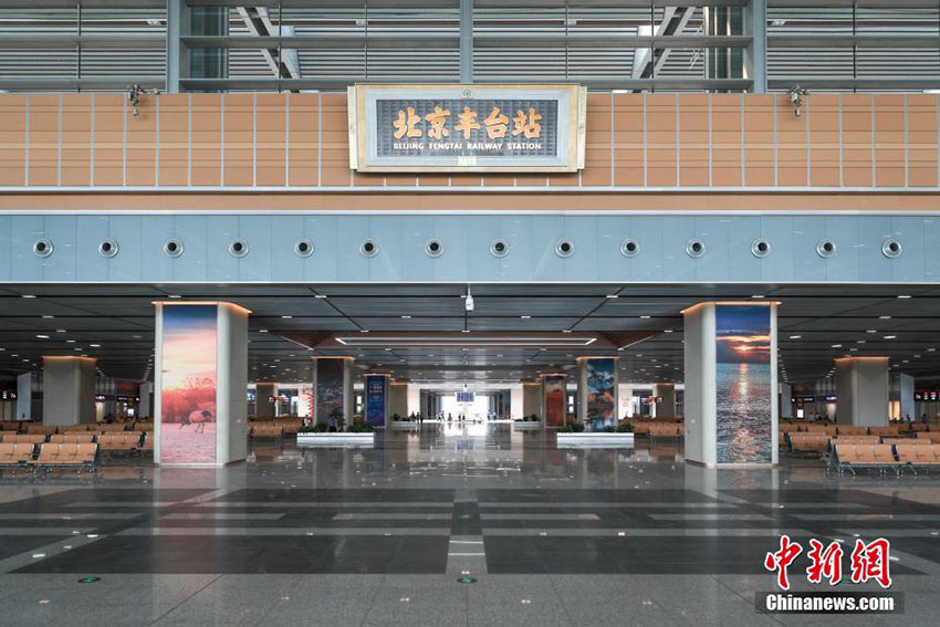 6月17日、北京豊台駅内の整然とした待合ホール（撮影・賈天勇）
