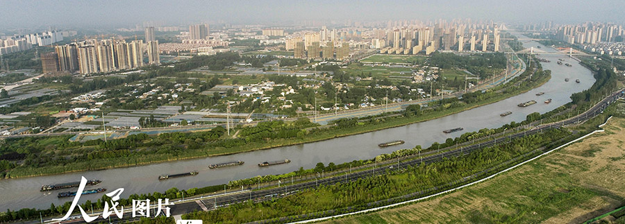 6月19日、江蘇省淮安市で、京杭大運河を行き来する貨物船（撮影・趙啓瑞/写真著作権は人民図片が所有のため転載禁止）。