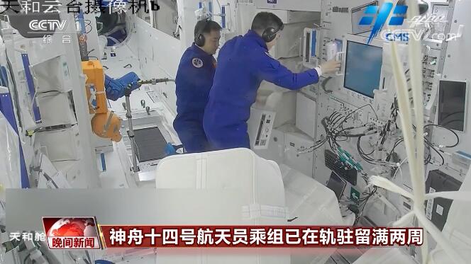 画像：宇宙飛行士がウォーターディスペンサーを設置