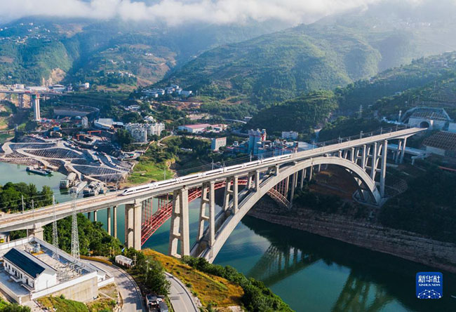  重慶市奉節梅渓河大橋を走行する鄭渝高速鉄道の列車。