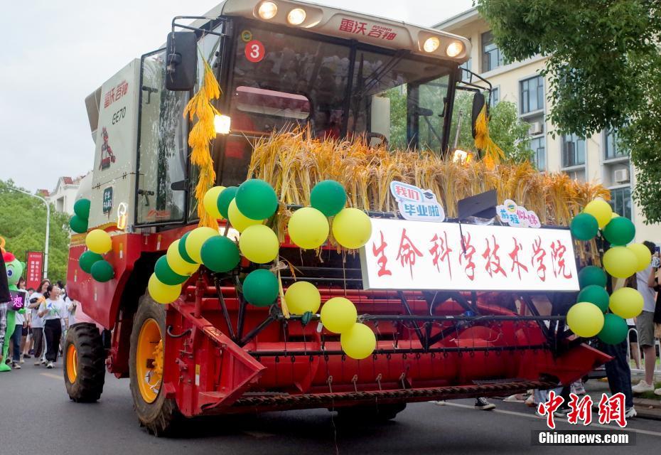 華中農業大学で「農業機械」パレード　湖北省武漢
