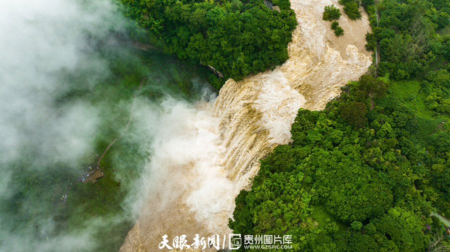 黄果樹瀑布で今年最大の水量を記録　貴州省