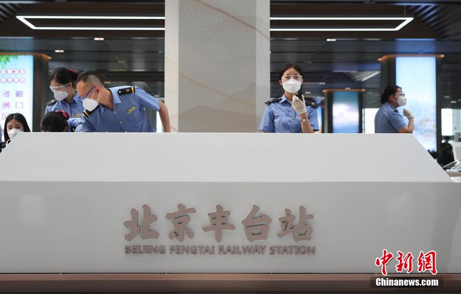北京豊台駅で、業務に追われる中央窓口の職員（撮影・賈天勇）。