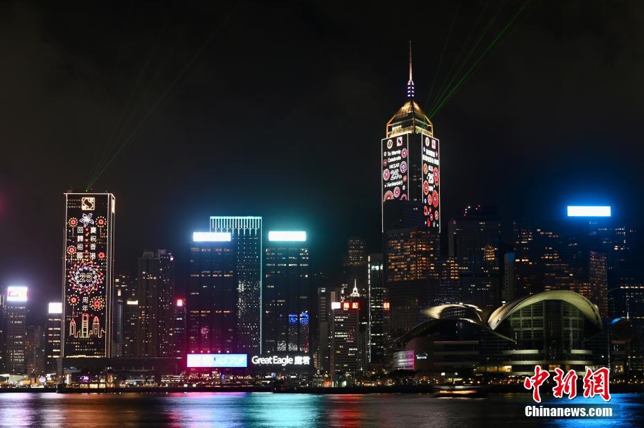 ビクトリアハーバーで祖国復帰祝賀のライトアップ　香港地区