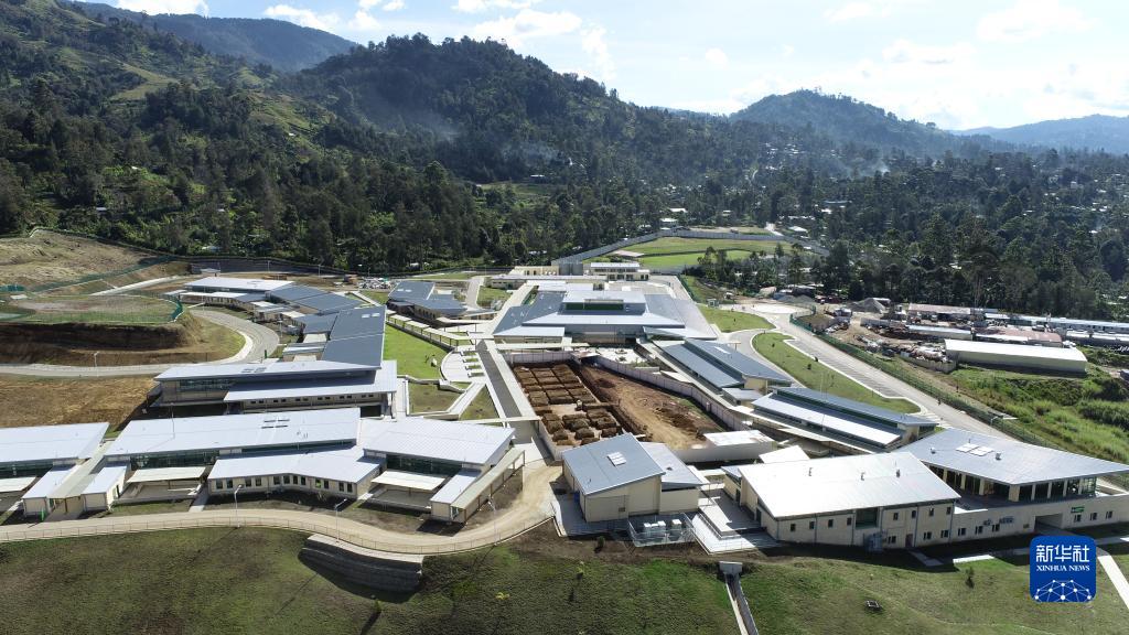 2022年5月31日、パプアニューギニア・エンガ州の病院プロジェクト（ドローンによる撮影、写真提供・広東建工対外建設有限公司）。