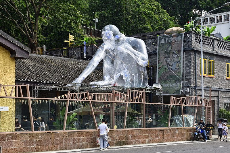 重慶市李子壩に登場した巨大な透明のモニュメント（写真著作権はCFP視覚中国が所有のため転載禁止）。