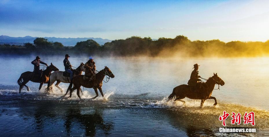 馬の群れが川を疾走する圧巻の景色広がる高原　新疆
