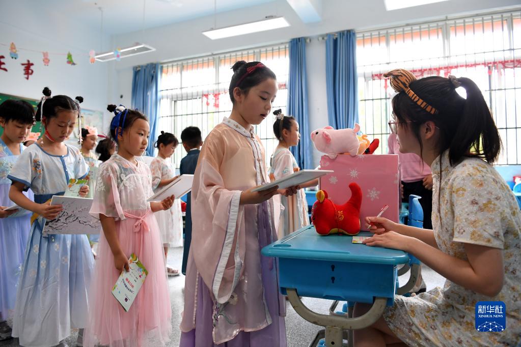 安徽省にある建平実験小学校南艶分校で、学期末のゲームイベントに参加する児童（6月22日撮影・劉軍喜）。