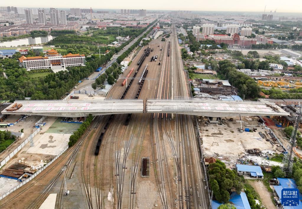 6月22日、回転作業が終わったチチハル市民航路の鉄道線路をまたぐ橋（ドローンによる撮影・王舒）。
