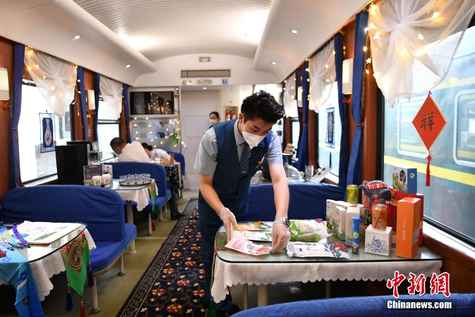 「列車で旅する雲南」観光列車　初発列車が昆明を出発