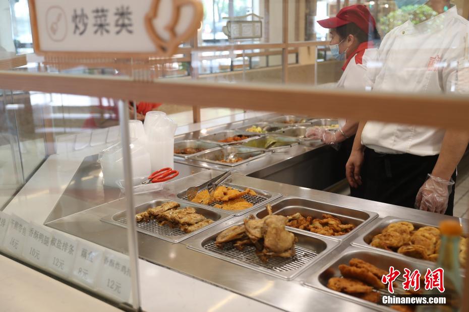 上海市でコミュニティの高齢者食堂が営業再開