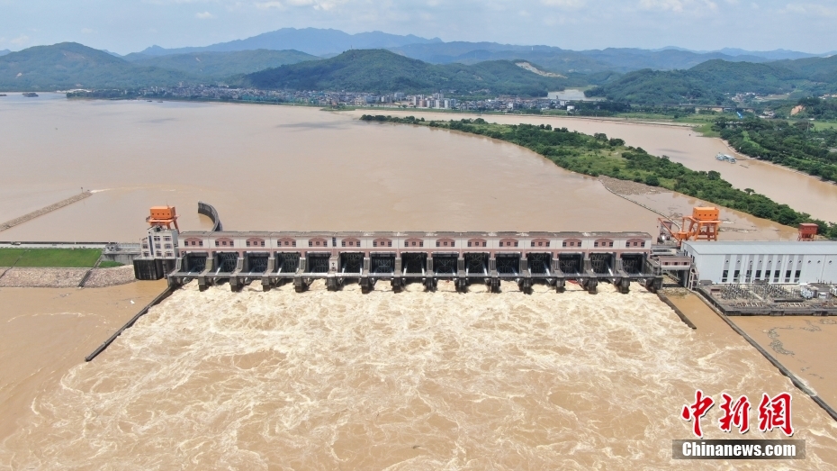 6月23日、15のゲートを全て開き、全力で洪水調節に取り組む広東省清遠飛来峡水利ターミナル（ドローンによる撮影・陳楚紅）。