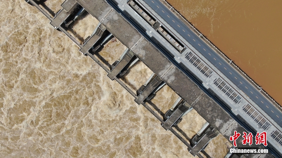 清遠飛来峡水利ターミナル、ゲート全開で洪水調節を加速　広東省